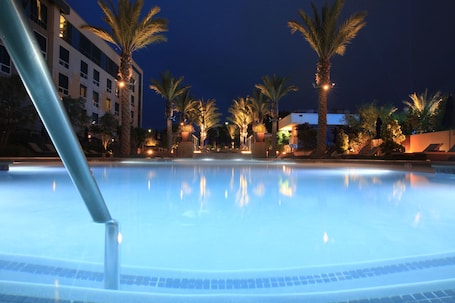 Una piscina al aire libre, camas de piscina con cargo. Viejas Casino & Willows Hotel