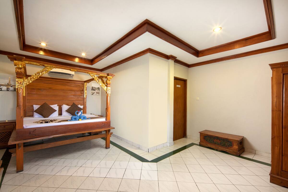Minibar, desk, WiFi (free), bed sheets