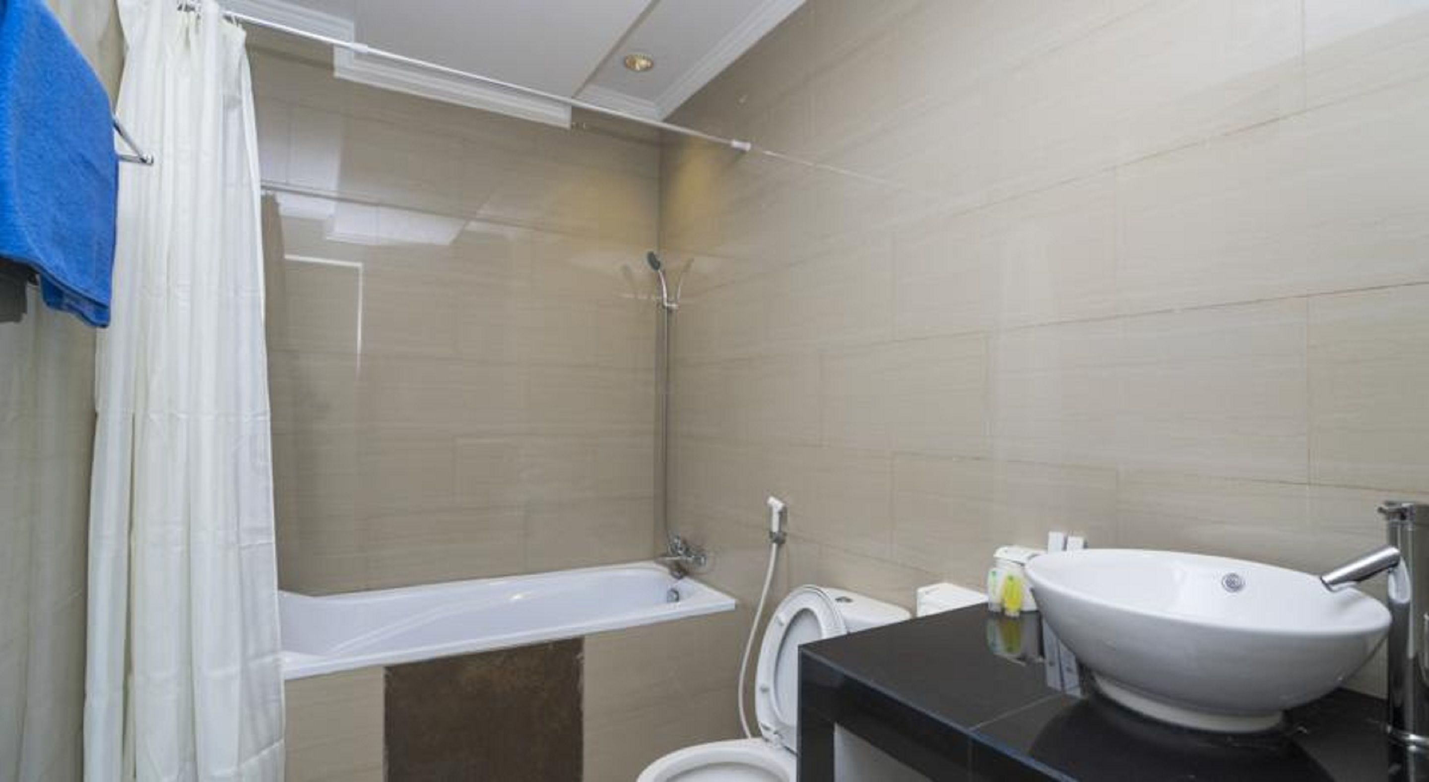 A bathroom with a bathtub, toilet, and sink.
