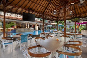 朝食、ランチ、ディナーに営業