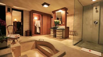 Vila Royal, 2 kamar tidur, kolam renang pribadi | Kamar mandi | Kombinasi shower/bathtub, bathtub besar, dan perlengkapan mandi gratis