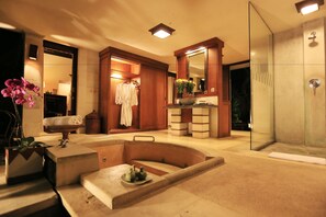 Villa junior, 1 habitación, alberca privada | Baño | Tina con regadera, tina profunda, amenidades de baño gratuitas 
