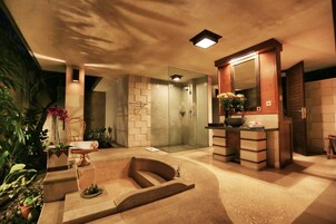 Vila real, 2 quartos, piscina particular | Banheiro | Chuveiro/banheira combinados, banheira de imersão