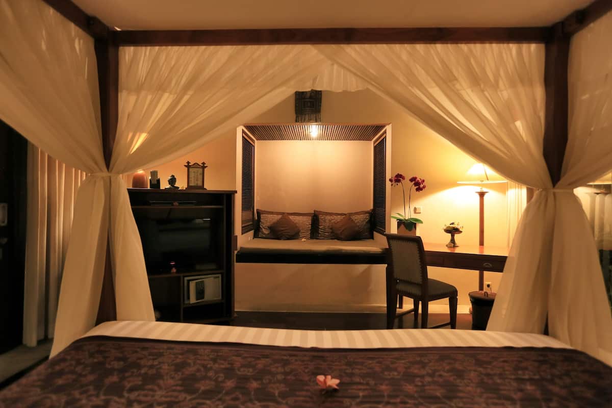 Un dormitorio con cama, escritorio y silla.