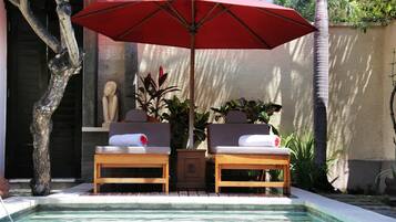 Villa Deluxe, 1 chambre, piscine privée, côté jardin | Coin séjour | Télévision LCD