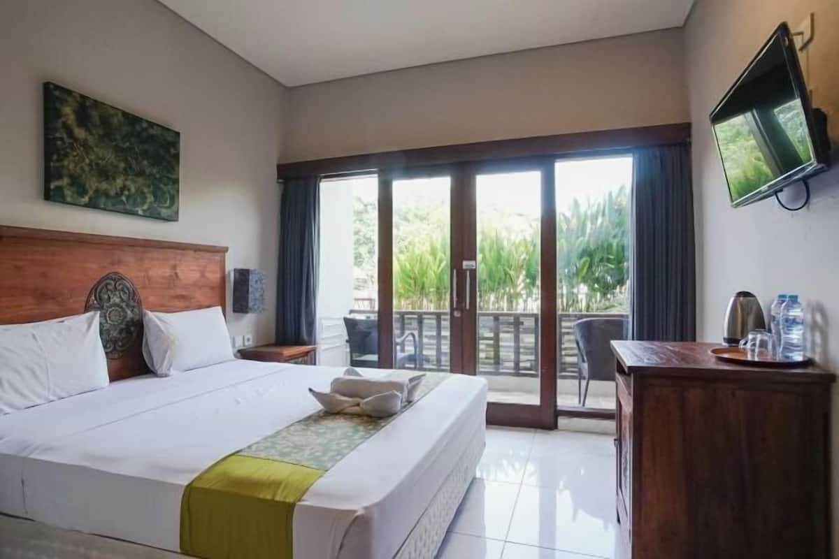 Minibar, desk, WiFi (free), bed sheets