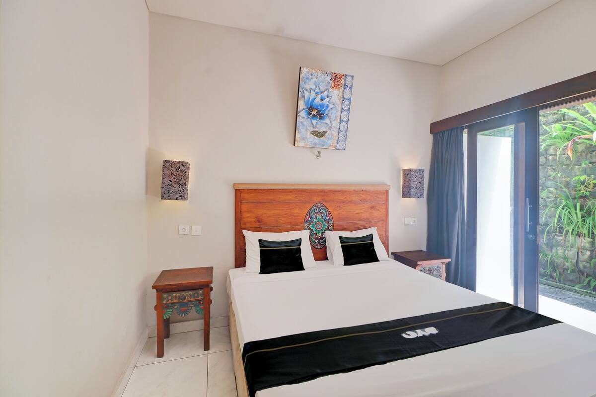 Minibar, desk, WiFi (free), bed sheets