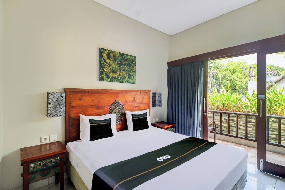 Minibar, desk, WiFi (free), bed sheets