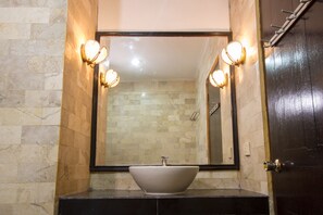 Economy Transit Room | Bathroom | Shower, free toiletries, towels