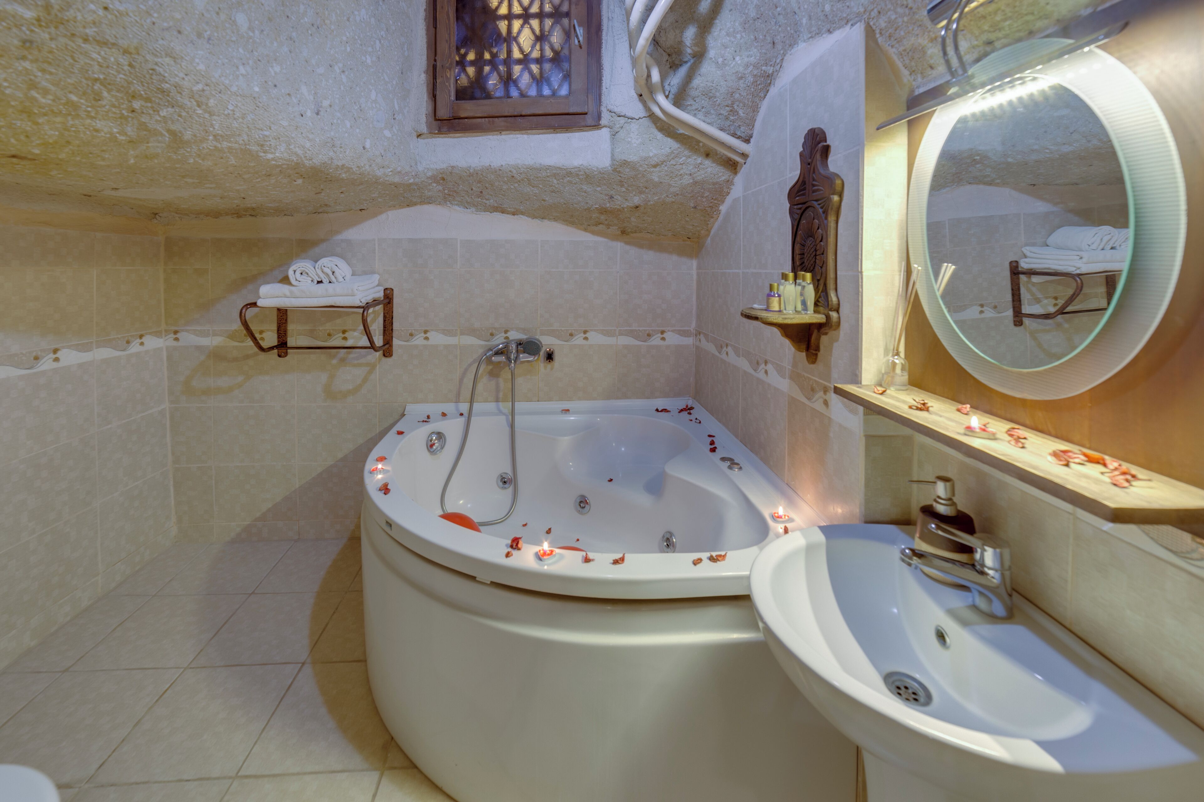 deluxe cave jakuzili-105 | bathroom | shower, free toiletries, hair dryer, slippers