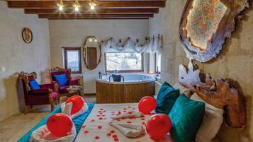 Hochwertige Bettwaren, Zimmersafe, individuell dekoriert