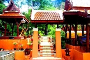 Property grounds - Harry's Bungalows & Restaurant (Koh Samui)