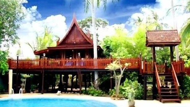 A resort with a swimming pool, a wooden deck, and a traditional-style building with a red roof. - Harry's Bungalows & Restaurant (Koh Samui)