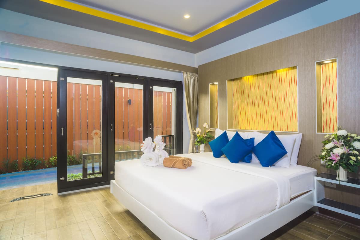 The Beach Front | Minibar, in-room safe, individually furnished, desk