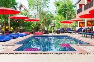 3 piscinas al aire libre, sombrillas, sillones reclinables de piscina