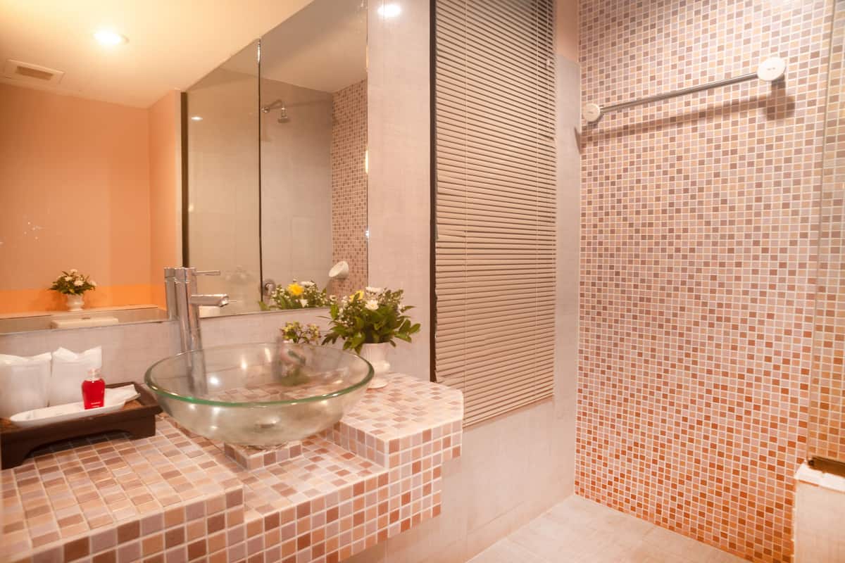 deluxe room pool view | bathroom | shower, free toiletries, hair dryer, towels