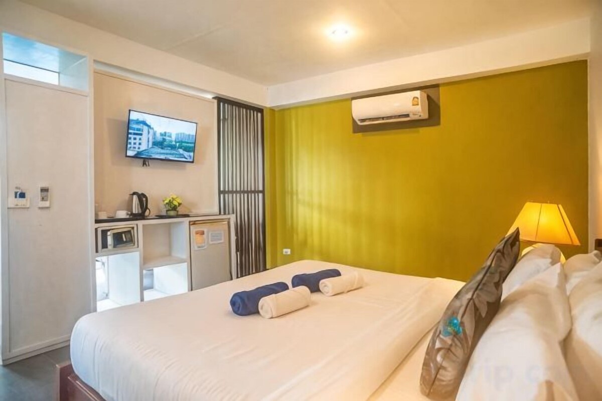 Minibar, in-room safe, desk, WiFi (free)