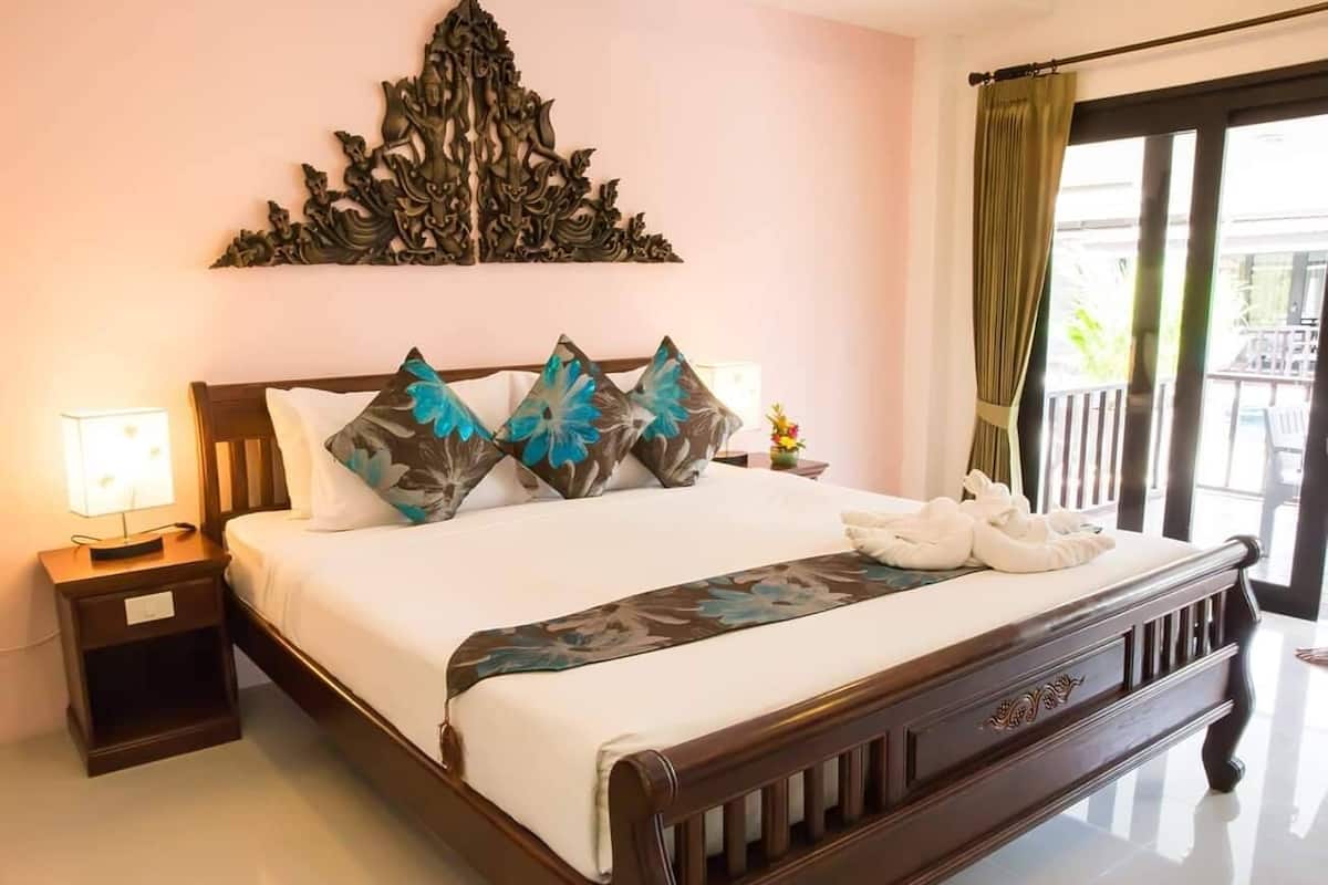 Grand Deluxe Room | Minibar, in-room safe, individually furnished, desk