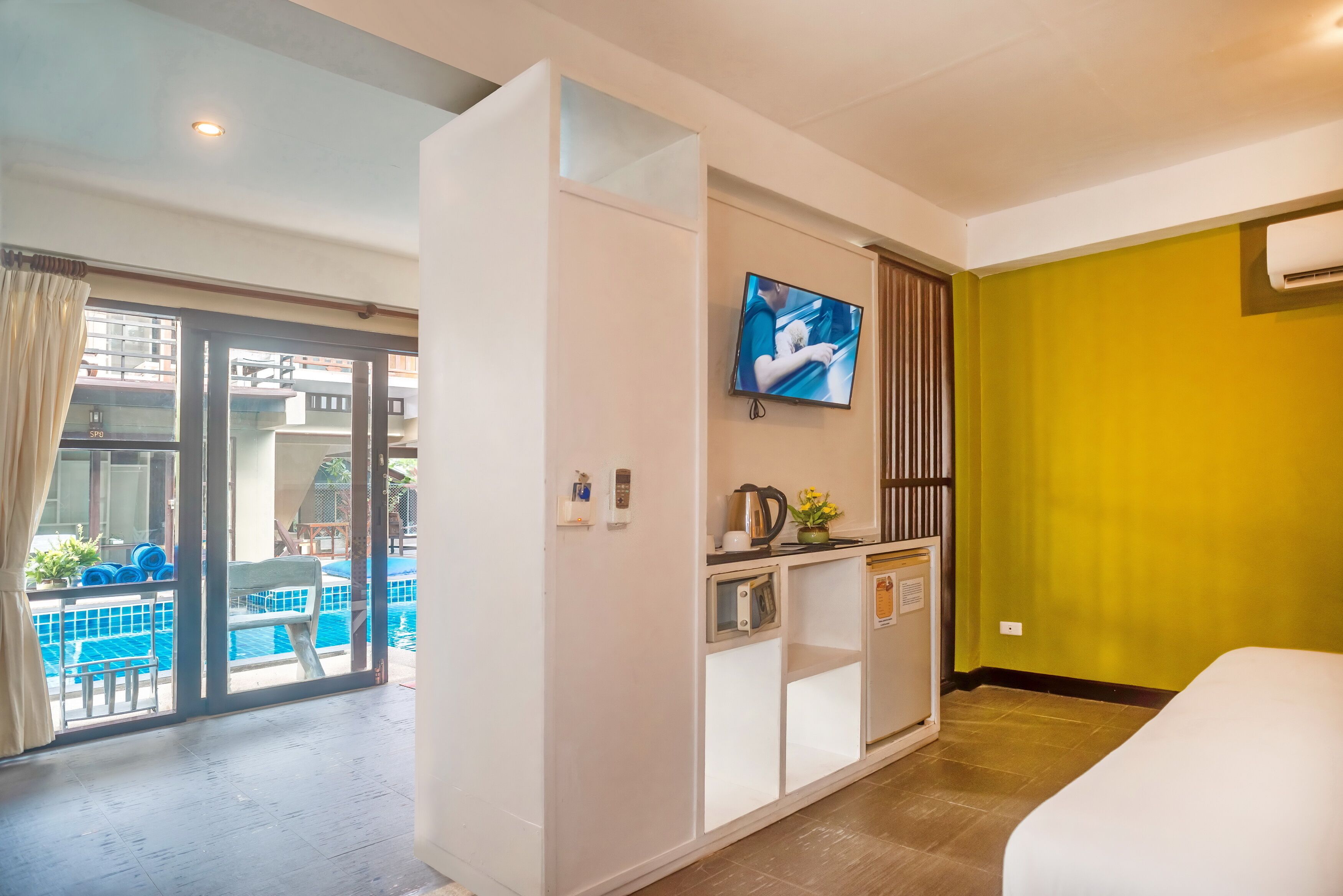 superior mini suite pool view | minibar, in-room safe, individually furnished, desk