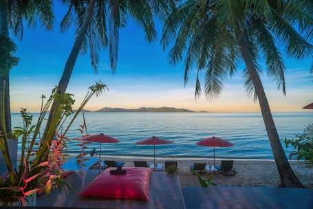 Playa privada, sillas reclinables de playa, sombrillas, toallas de playa