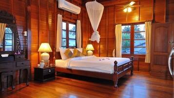 Suite, Sea View | Minibar, in-room safe, individually furnished, desk