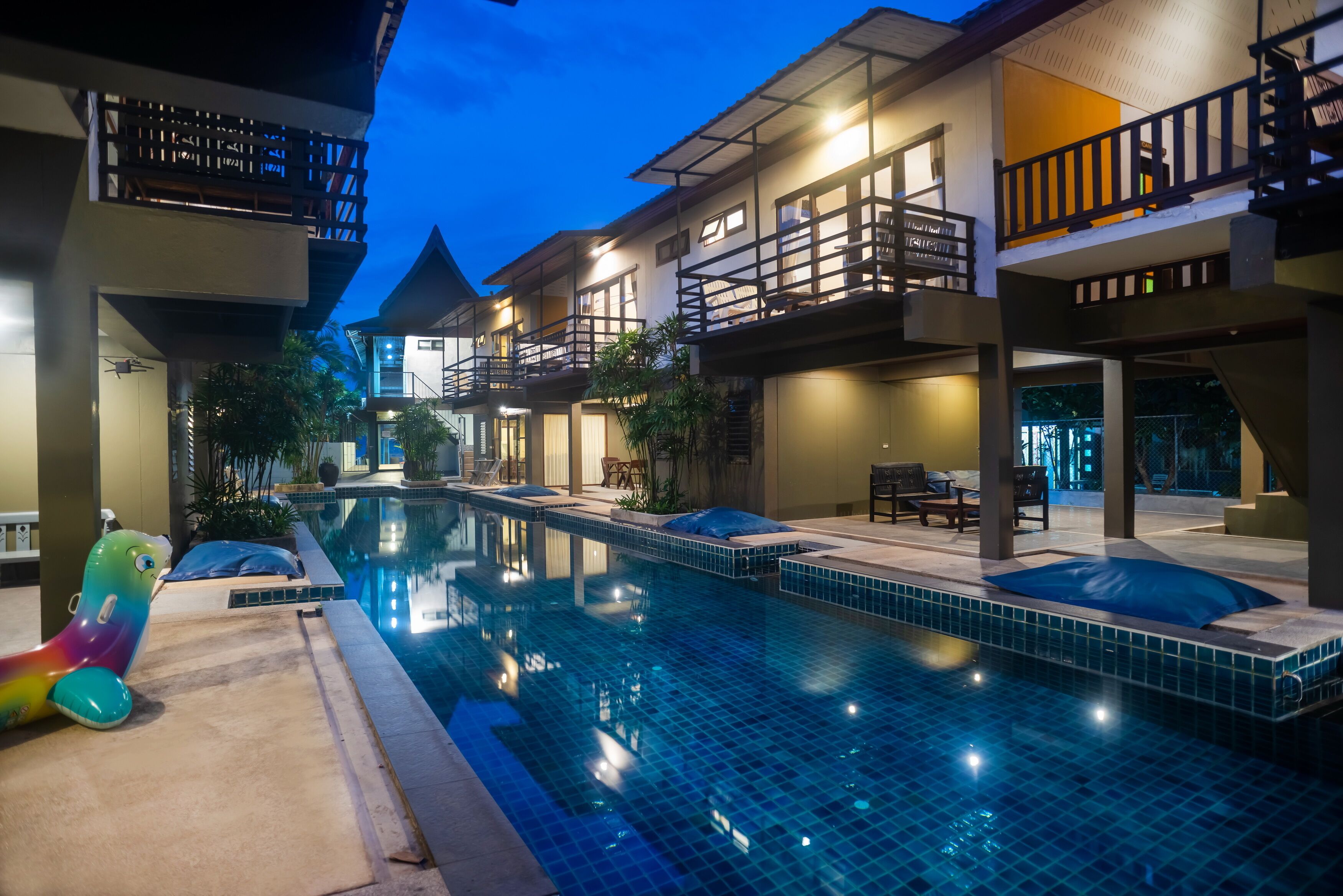 Superior Mini Suite Pool View | 거실 공간 | TV