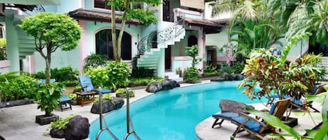 Kolam renang outdoor, dengan kursi berjemur