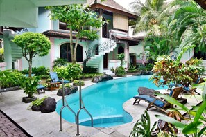 Outdoor pool, pool loungers - Villa Puri Royan Jimbaran (Jimbaran)