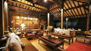 Un interior de madera tradicional con sofá, mesa y banco.