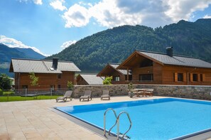 Outdoor pool, pool loungers - AlpinLodges Matrei (Matrei in Osttirol)