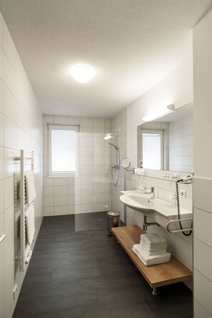 Shower, free toiletries, hair dryer, towels - AlpinLodges Matrei (Matrei in Osttirol)