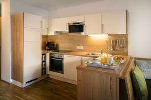 Full-sized fridge, microwave, stovetop, dishwasher