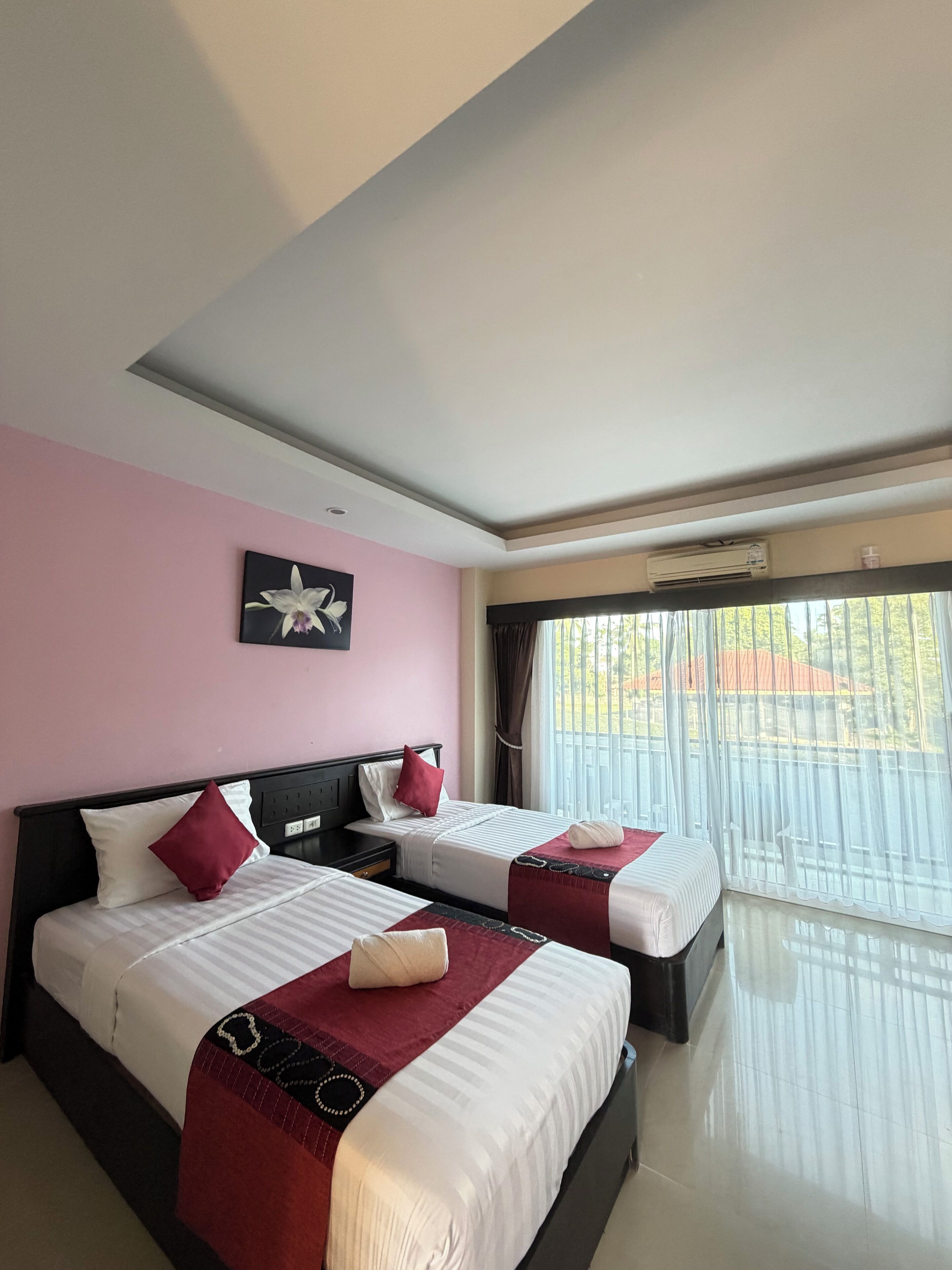 2 عدّة غرف نوم وأغطية فراش متميزة وأسرّة بطبقة علوية مريحة