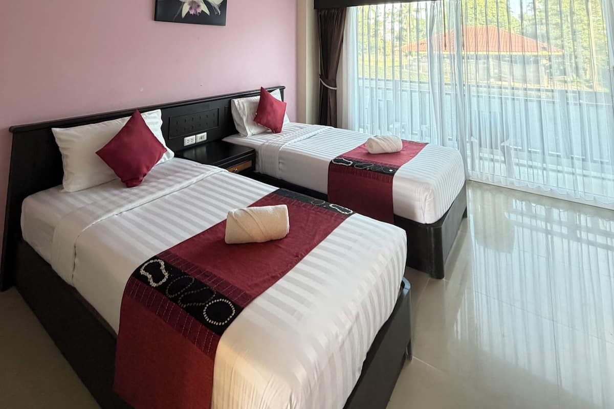 2 عدّة غرف نوم وأغطية فراش متميزة وأسرّة بطبقة علوية مريحة