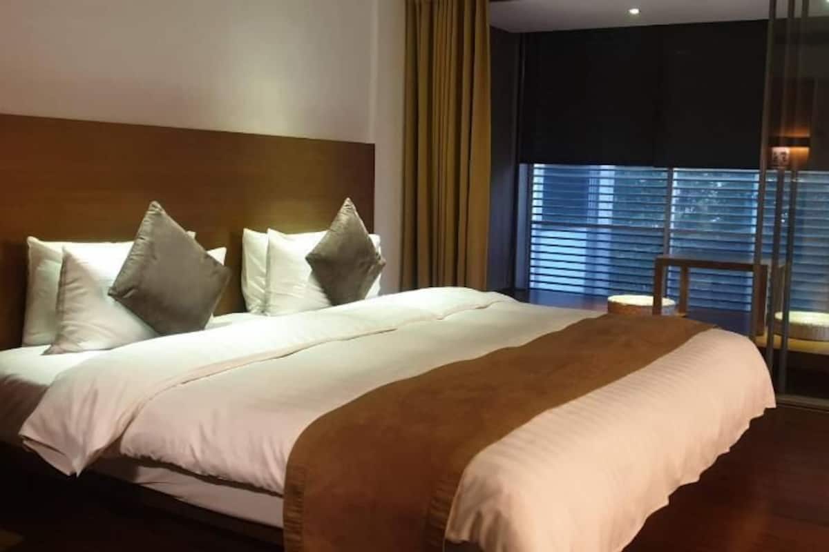 Premium bedding, down duvets, Select Comfort beds, in-room safe