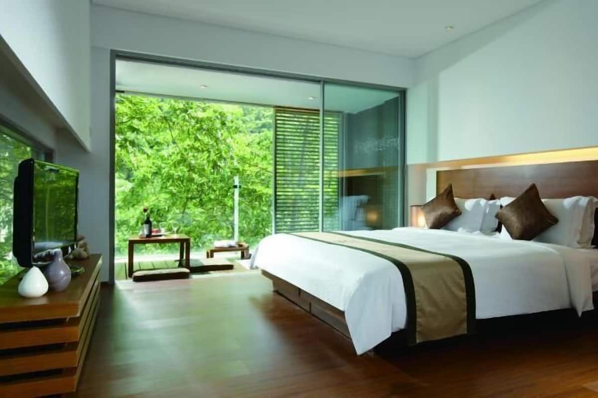 Premium bedding, down duvets, Select Comfort beds, in-room safe