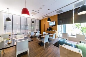 حيث تُقدم وجبات الإفطار، الغداء، الأطباق العالمية، إطلالات على الحديقة