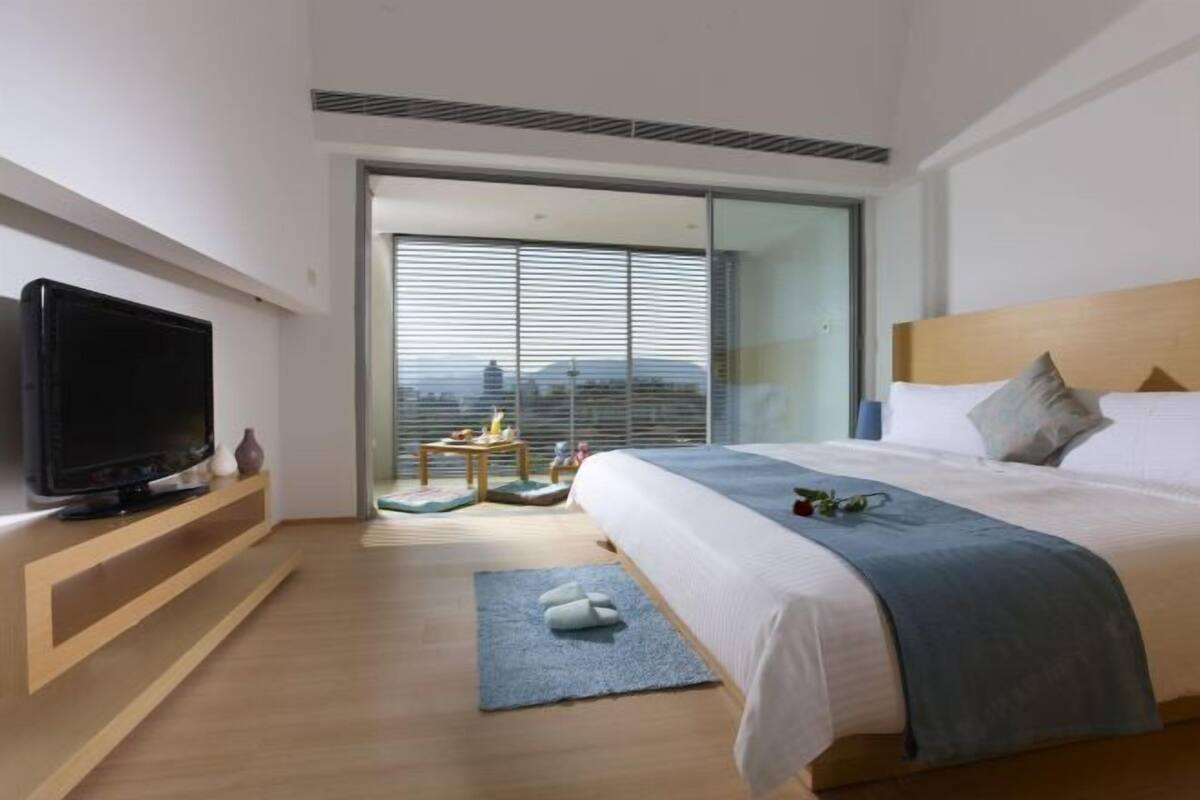Premium bedding, down comforters, Select Comfort beds, in-room safe