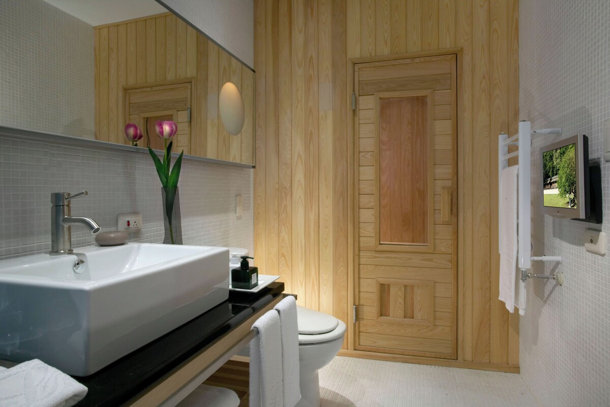 Only Suite | Bathroom | Separate bathtub and shower, spring water bathtub, free toiletries