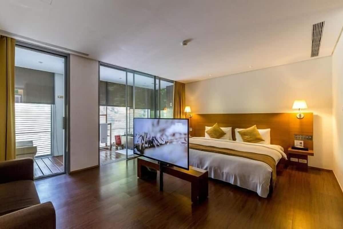 Premium bedding, down duvets, Select Comfort beds, in-room safe