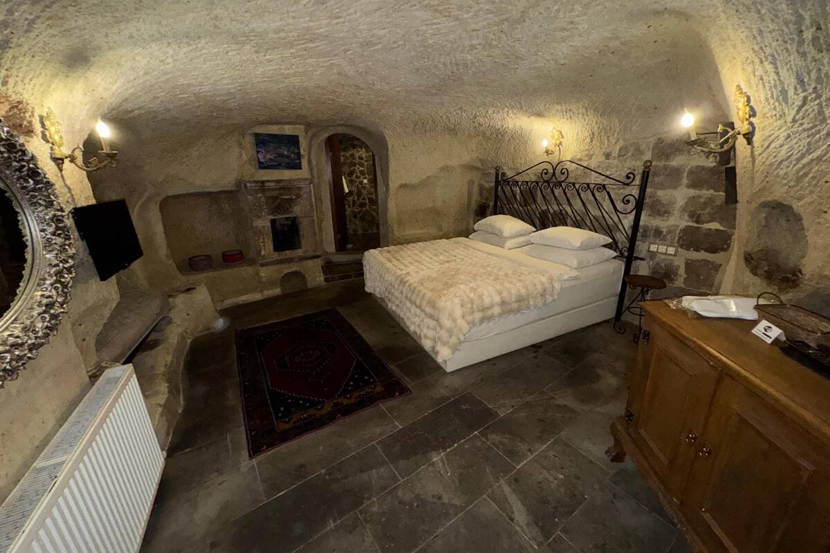 Standard Cave Room | Premium bedding, blackout drapes, soundproofing, iron/ironing board