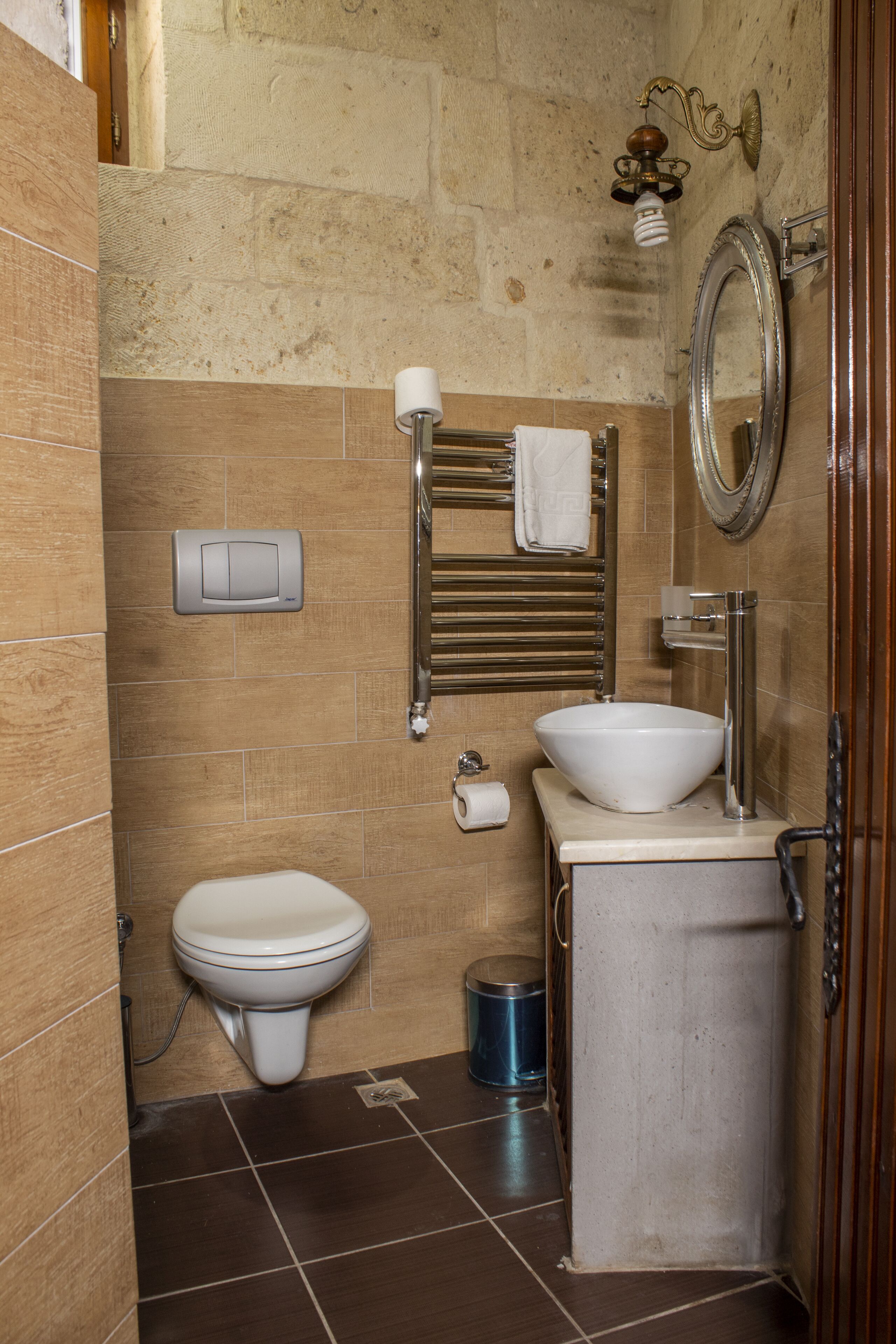 Shower, rainfall showerhead, free toiletries, hair dryer