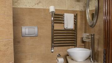 Shower, rainfall showerhead, free toiletries, hair dryer