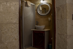 Shower, rainfall showerhead, free toiletries, hair dryer