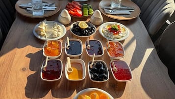 含每日當地特色早餐