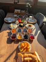 Desayuno típico de la región gratuito y diario