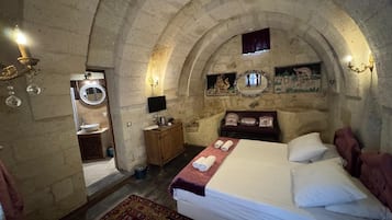 Standard Cave Room | Premium bedding, blackout drapes, soundproofing, iron/ironing board