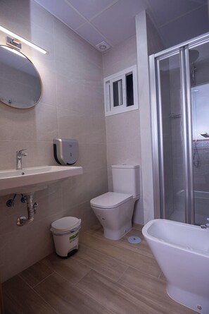 Shower, towels - Hostal Guillot (Torremolinos)