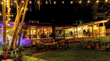 2 bars/lounges