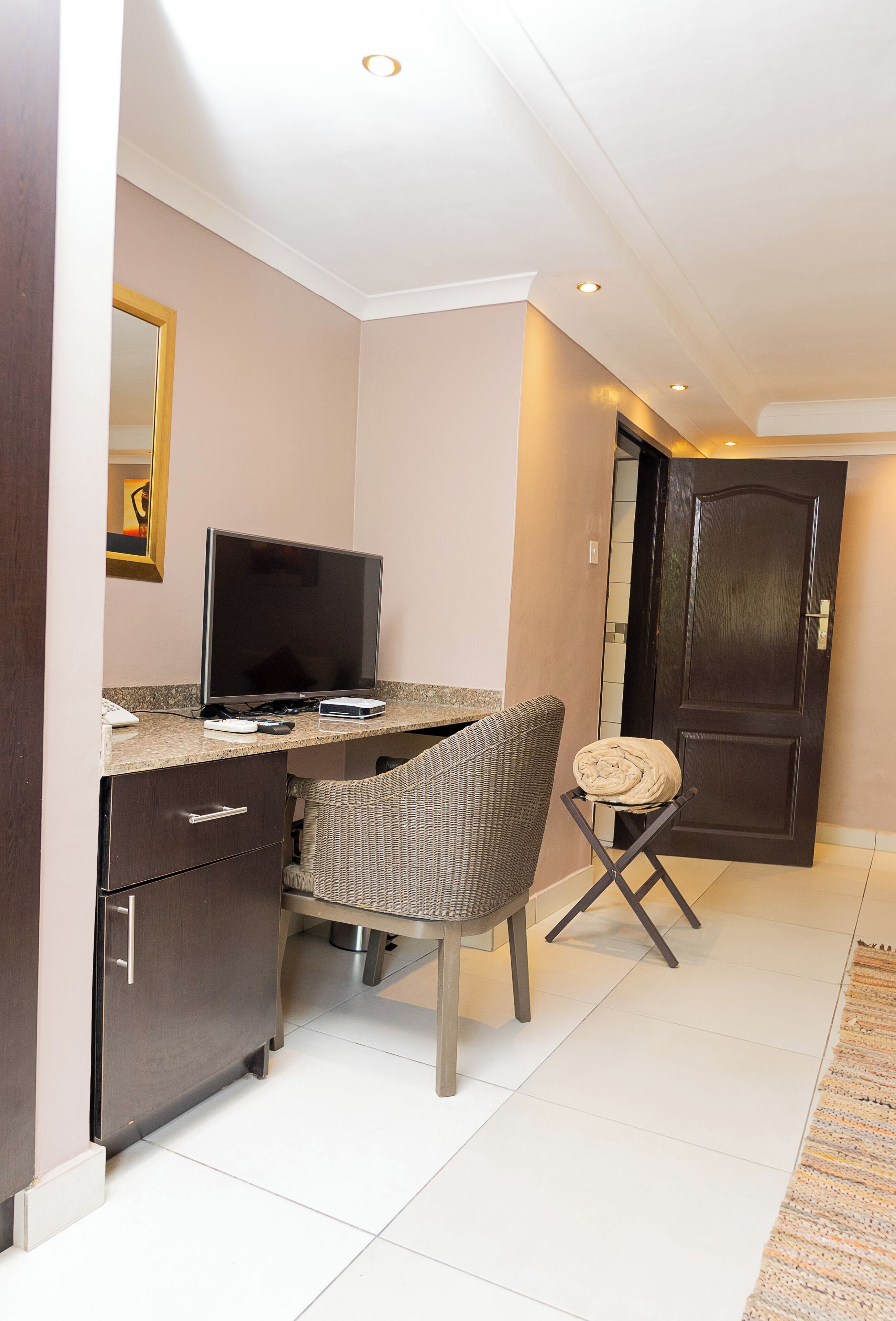 superior room, 1 queen bed | living area | flat-screen tv